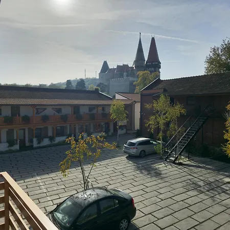 Pensiunea Hanul Huniazilor Hunedoara Exterior photo