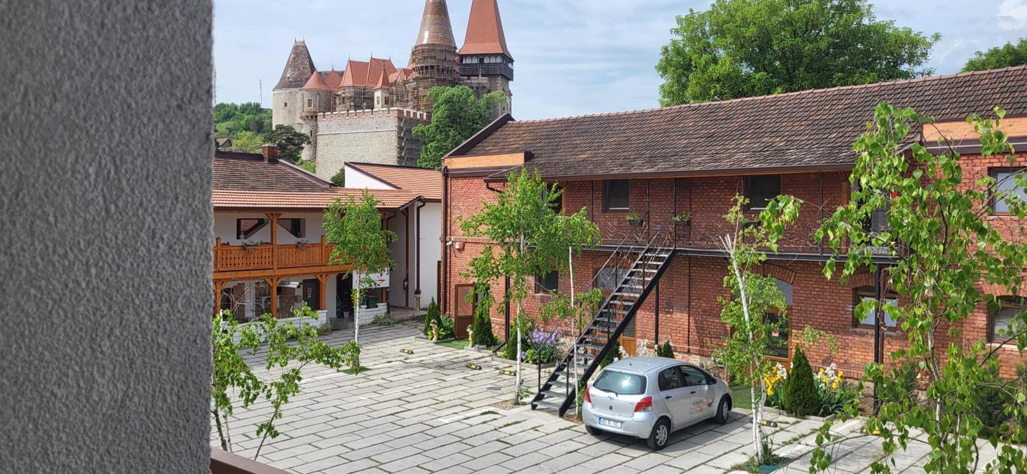 Pensiunea Hanul Huniazilor Hotel 3*